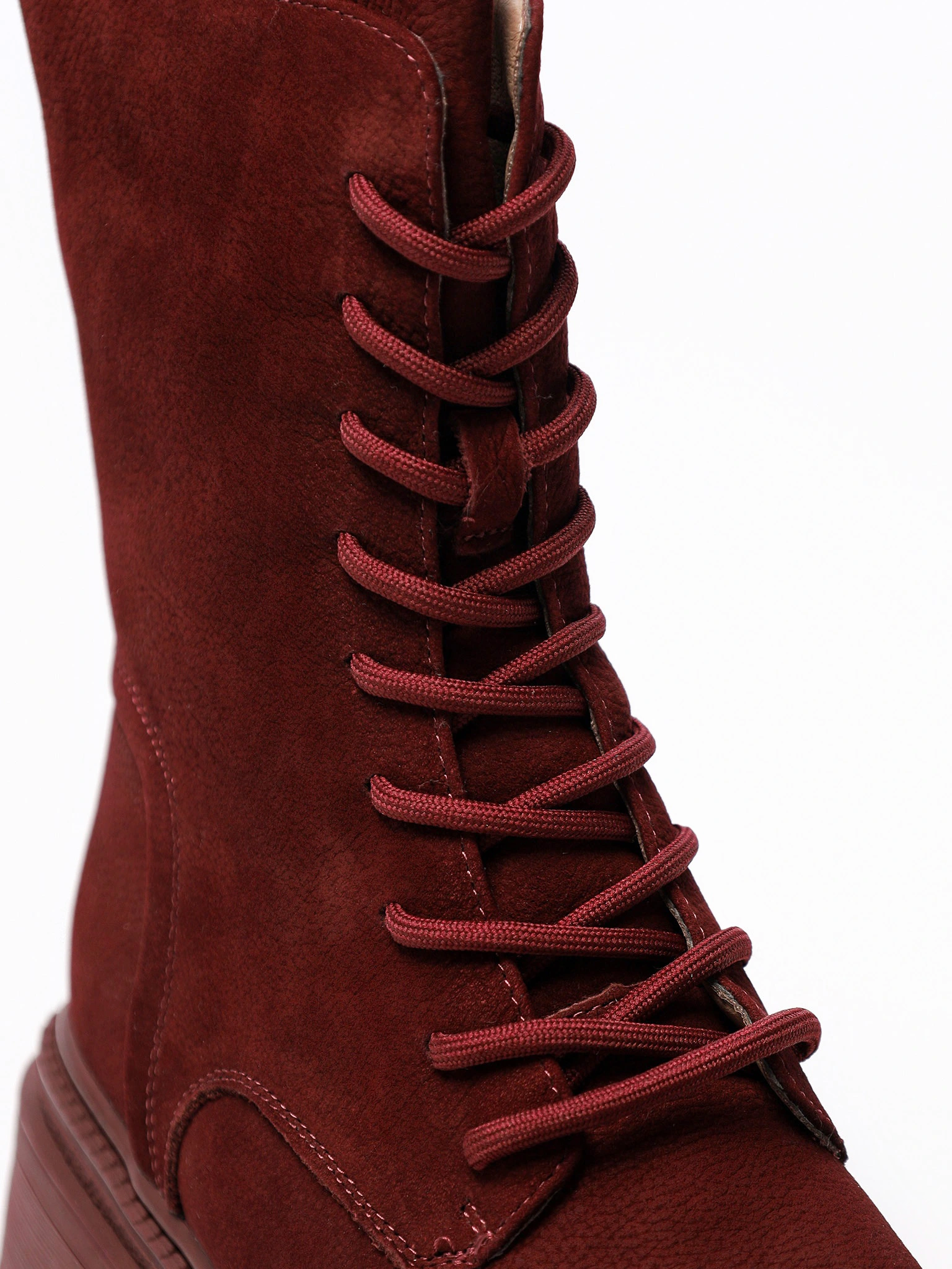 Ботинки бордового цвета на рльефной подошве